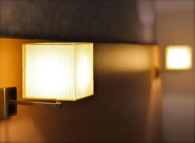a light on the wall of a room at Hotel Alba in Puzol