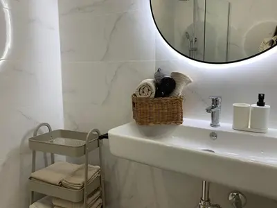 a bathroom with a sink and a mirror at Nieuw Appartement in El Carmen in Valencia