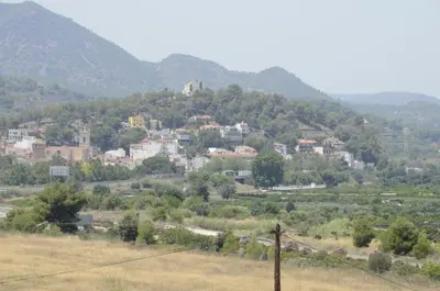 a town on a hill with mountains in the background at Complejo Turistico la Pinada in Gilet