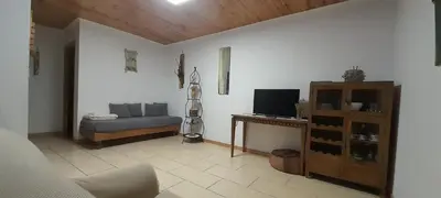 a living room with a couch and a television at Les Eres de Gátova in Gátova