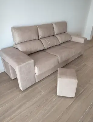 a brown couch in a living room with two stools at Apartamento en Primera Línea in Cullera