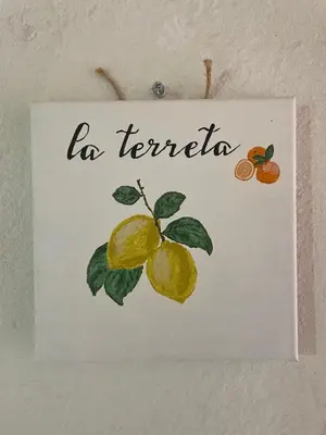 a sign that says la temoria with lemons on it at La Terreta hotel casa rural in El Brosquil