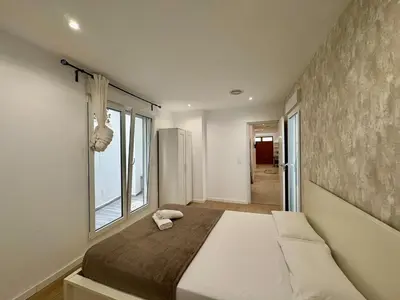 a bedroom with a large bed and a window at Reino Vlc - centrico y amplio piso in Valencia