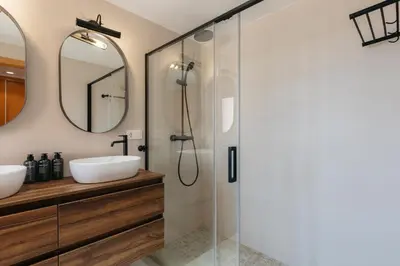 a bathroom with a glass shower and a sink at Piscina & Espacio & Confort entre Playa y Montaña in San Antonio de Banageber