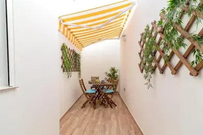a dining room with a table and chairs and a ceiling at Super Apto 2habitaciones dobles 4 pax wifi terraza in Valencia