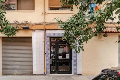 a door to a building with a garage at Loft con balcón cercano al centro de Valencia in Valencia