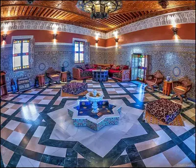 a lobby with a large room with blue and white tiles at El Surtidor in Anna