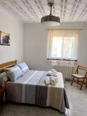 a bedroom with a bed with towels on it at Casa el Catorce 18 in Bolbaite