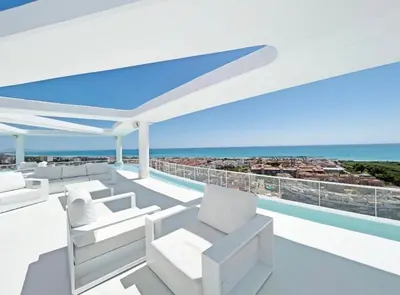 a white balcony with white chairs and the ocean at Gran Canet Salva, moderno apartamento con terraza y vistas al mar in Canet de Berenguer
