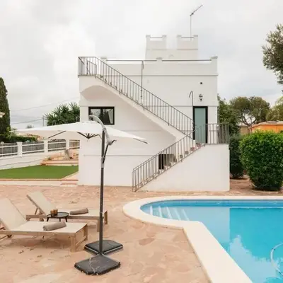 Spacious villa with private pool & garden for 4