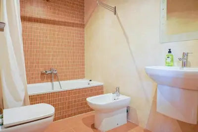 a bathroom with a sink and a toilet and a bath tub at PinyaLabs Sunrise Valencia, mer & montagne à 10min in Puebla de Farnals