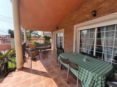 a patio with a table and chairs on a balcony at Villa Pepita in Torrent