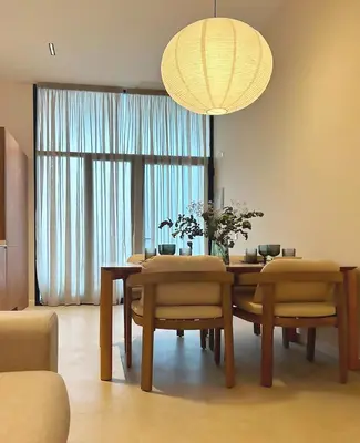 a dining room with a table and chairs and a chandelier at Pivote Flats-Puerto C in Valencia