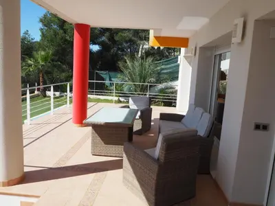 a patio with a table and chairs on a balcony at Brisas de Sierra Calderona in Gilet