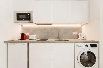 a kitchen with a sink and a washing machine at Fantástico loft en Valencia in Valencia