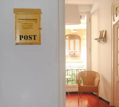a door with a post sign on a wall at B&B Una Habitación Propia in Valencia