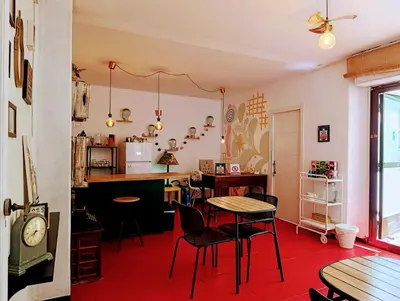 a room with a table and chairs and a kitchen at B&B Una Habitación Propia in Valencia