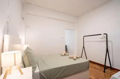 a white room with a bed and a mirror at Loft Economico Cerca del Centro 1 Domitorio y Sofa cama 4pax AC in Valencia
