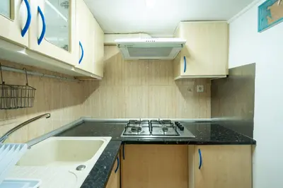 a small kitchen with a stove and a sink at Loft Economico Cerca del Centro 1 Domitorio y Sofa cama 4pax AC in Valencia