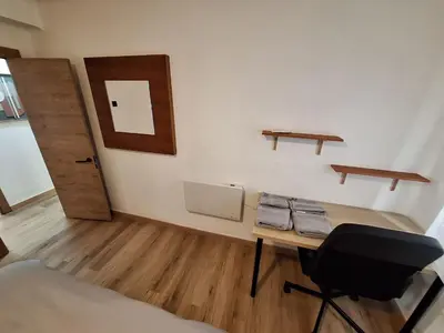a room with a desk and a chair and a mirror at Piso Burjassot - Valencia in Burjasot