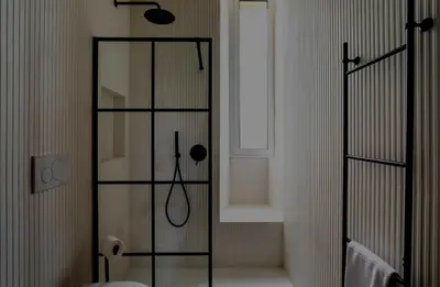 a bathroom with a shower with a glass door at Apartamento Aleyda in Valencia