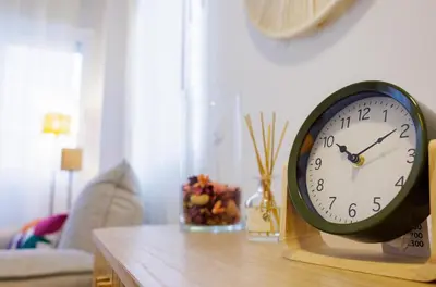 a clock sitting on top of a table at Naturaloft in Valencia