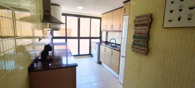 a kitchen with a counter top in a room at Apartamento cerca Playa in Puerto de Sagunto