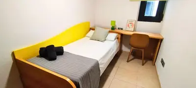 a small bedroom with a bed and a desk at Apartamento cerca Playa in Puerto de Sagunto