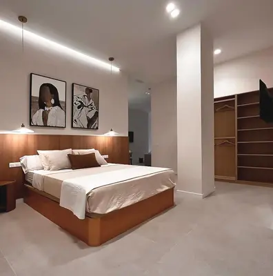 a bedroom with a large bed and a closet at Pivote Flats-Puerto B in Valencia