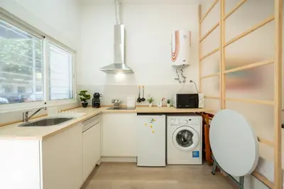a kitchen with a sink and a washing machine at Loft Centrico 2 pax Poyector TV in Valencia