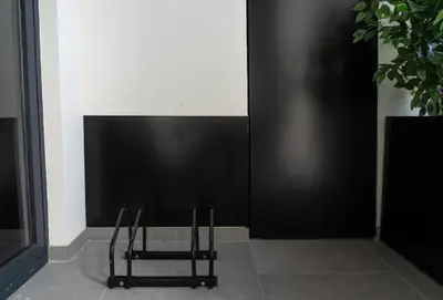 a black chair sitting in front of a wall at Loft céntrico, 60 m2 ideal para familias pequeñas in Valencia