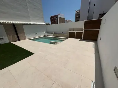 a swimming pool on the side of a building at Casa con PISCINA y CINE in Paterna