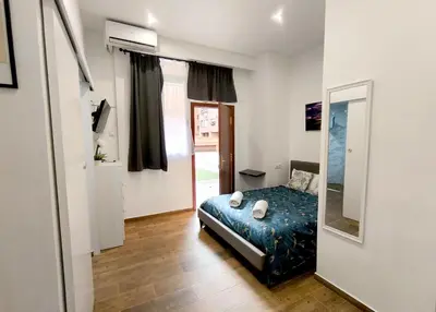 a bedroom with a bed and a mirror at Estudio tranquilo cerca del Centro in Valencia