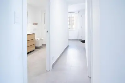 a white hallway with white walls and white floors at Global Vacacional, Deslumbrante casa en la playa de Sagunto in Sagunto