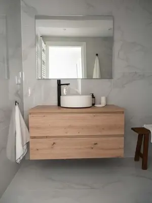 a bathroom with a sink and a mirror at GuestReady – Luminous City Getaway in Valencia