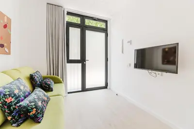 a living room with a couch and a tv at Fantastico Apartamento en Valencia in Valencia