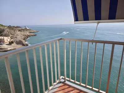 two beds in a small room with a window at Vista al mar con piscina in Faro de Cullera