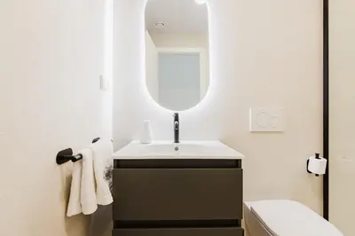 a bathroom with a sink and a mirror at Fantastico apartamento en Valencia in Valencia