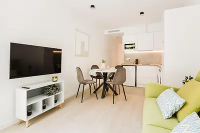 a living room with a table and a kitchen at Fantastico apartamento en Valencia in Valencia