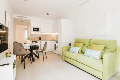 a living room with a green couch and a table at Apartamento en Valencia in Valencia
