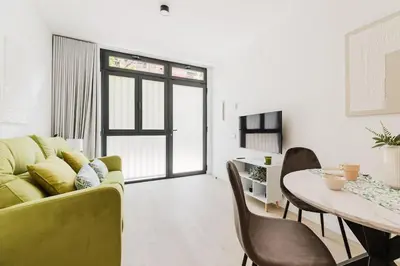 a living room with a green couch and a table at Apartamento en Valencia in Valencia