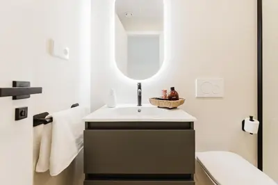 a bathroom with a sink and a mirror at Fantastico apartamento en Valencia in Valencia