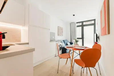 a kitchen and dining room with a table and chairs at Fantastico apartamento en Valencia in Valencia