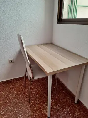 a desk with a chair in a room at APARTAMENTO COMODO FERIA dE VALENCIA in Valencia