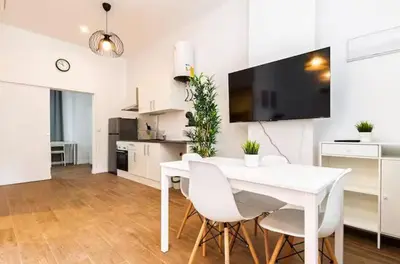 a white dining room with a white table and chairs at Nuevo acogedor cerca del Centro in Valencia