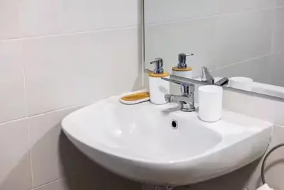 a white sink in a bathroom with a mirror at Nuevo acogedor cerca del Centro in Valencia