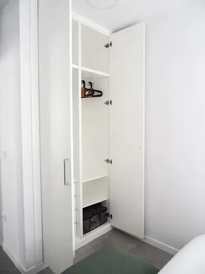 a closet with white cabinets and a green rug at Apartamentos SAN JOSÉ in El Puig