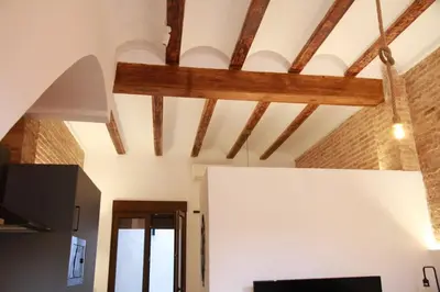 a room with a ceiling with wooden beams at Grandma's fishermen's house in Cabanyal in Valencia