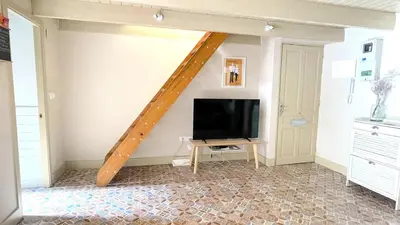 a staircase in a room with a television at Apartamento Joaquín Sorolla - Patraix in Valencia