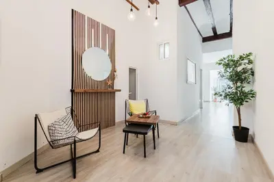 a living room with a chair and a table at Hogar con encanto a 10 min del centro de Valencia in Valencia